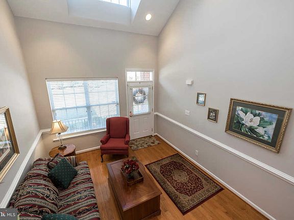 5th image of 221 Deepdale Dr