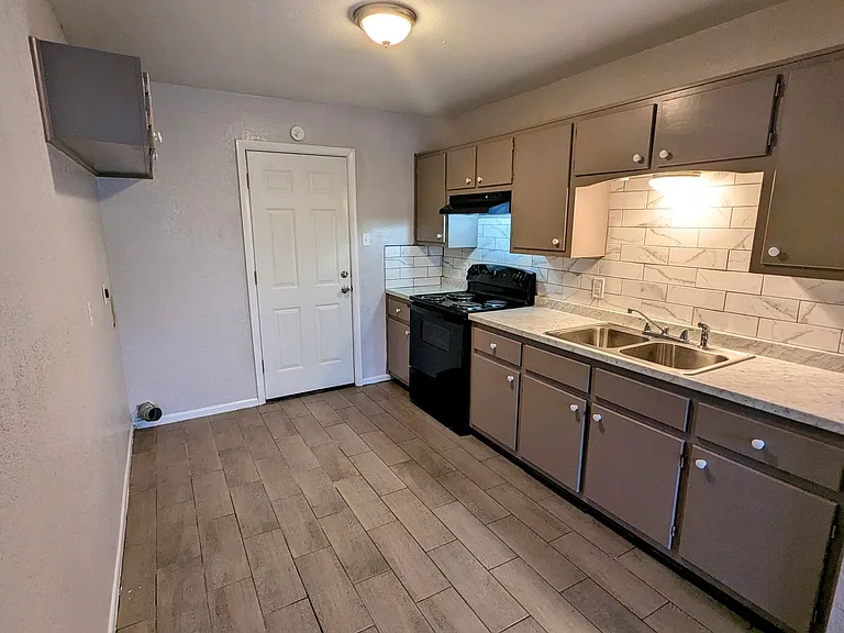 201 W Anderson Ave — Photo 1