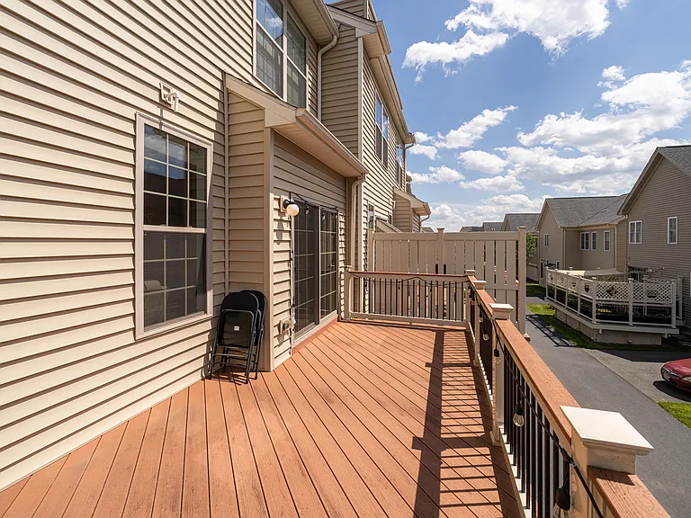 22489 Naugatuck Sq — Photo 33