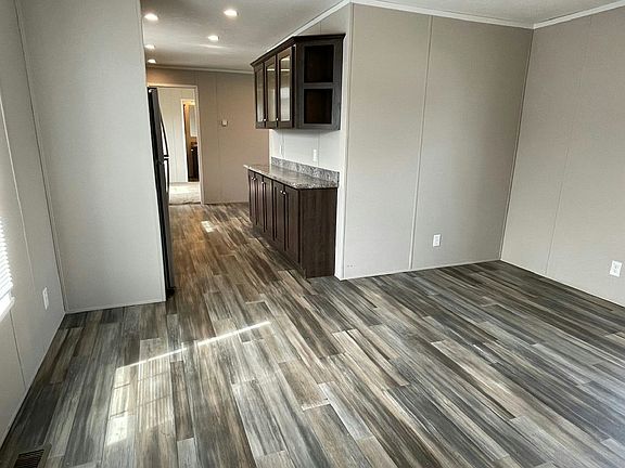 4th image of 445 Linda Ln