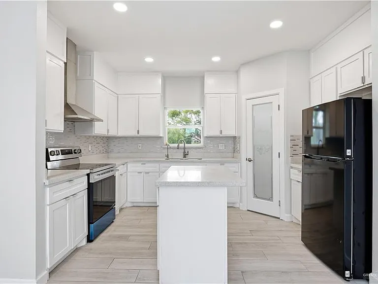 1212 Esperanza St — Photo 3