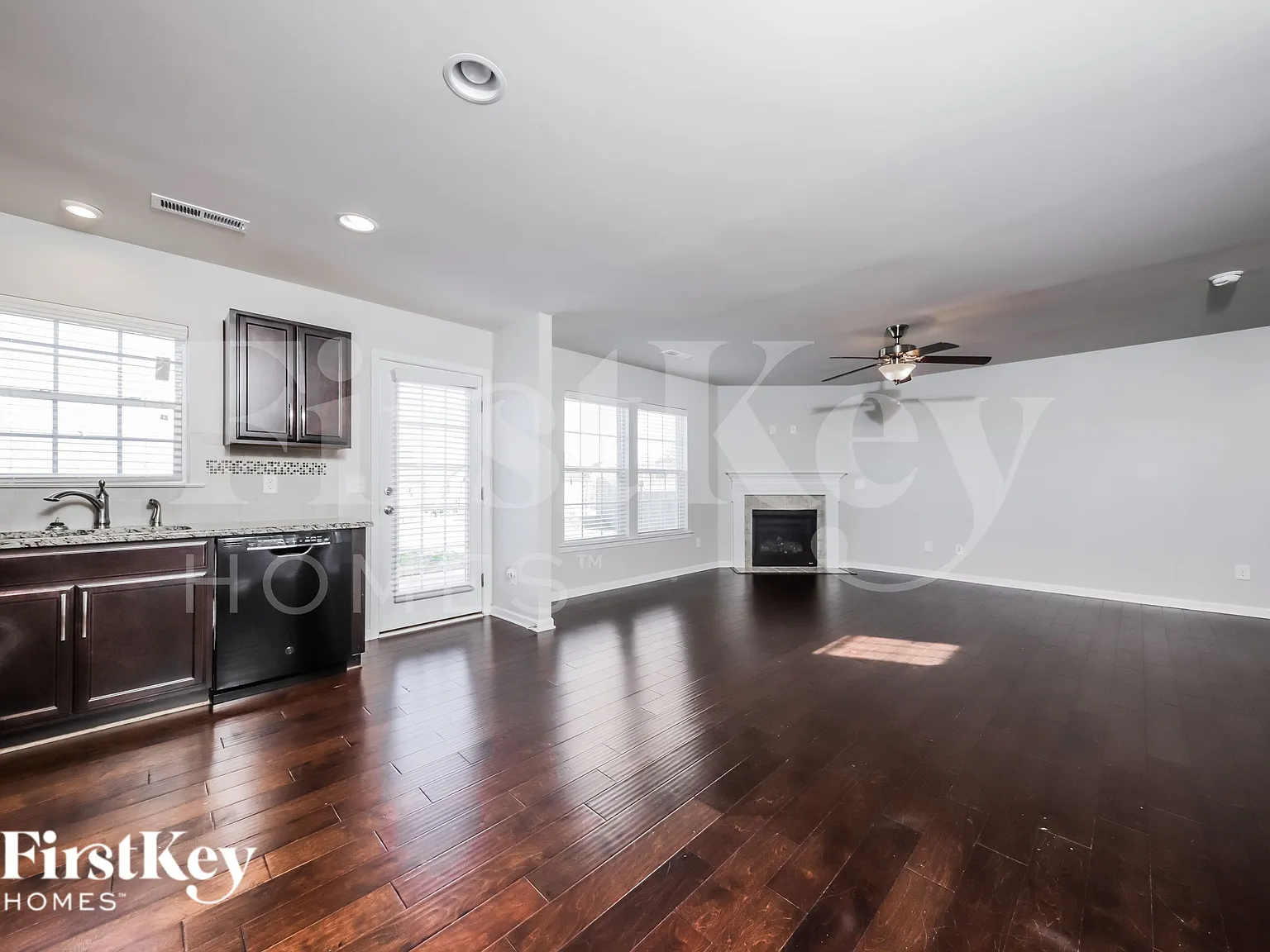 3 bed, 2.5 bath, 1594 sqft, $2,370 — Photo 4