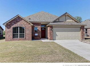 2114 S Russell St, Skiatook, OK 74070