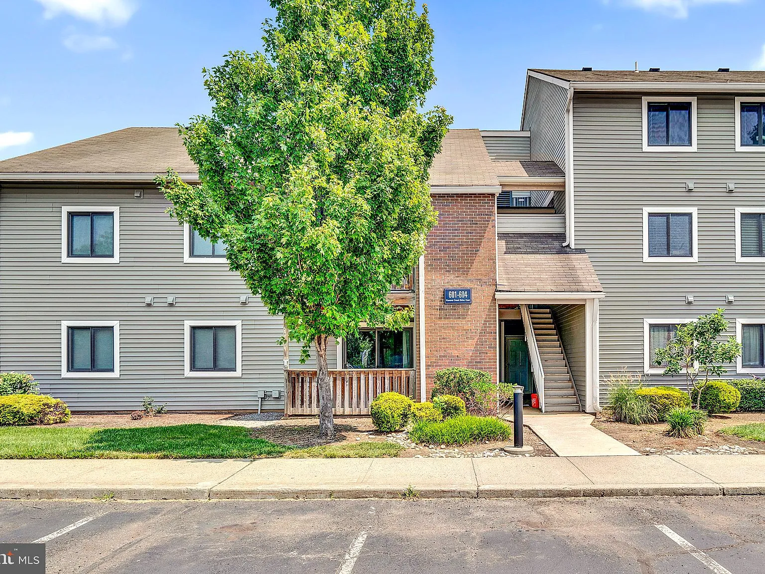2 bed, 936 sqft, $2,350 — Photo 1
