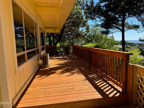 4th image of 107 SE 143rd St