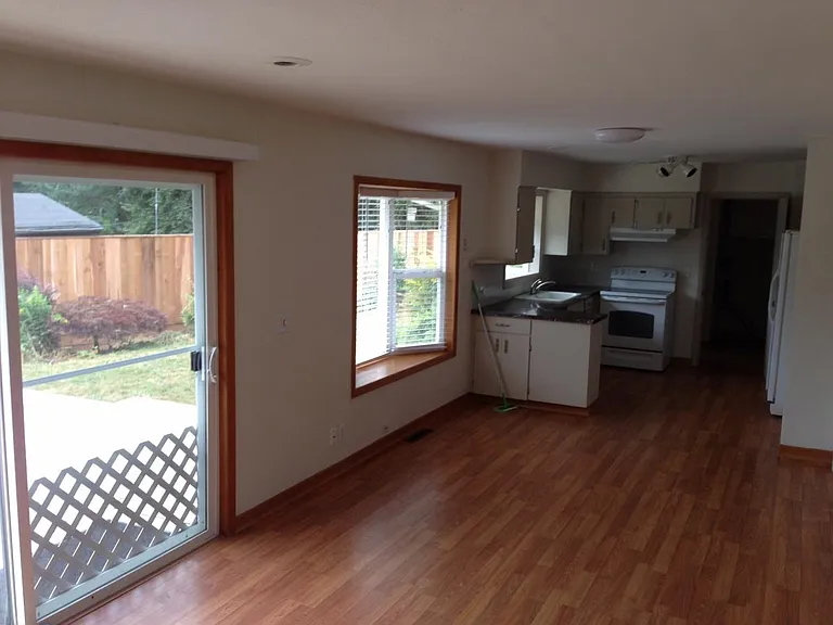 1024 NW Joy Ave — Photo 8