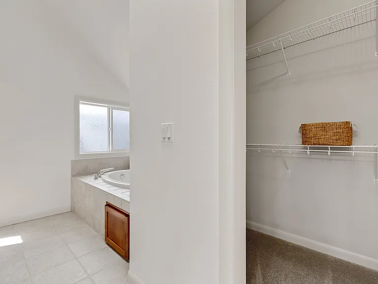 1018 Taylor Ave N #C — Photo 21