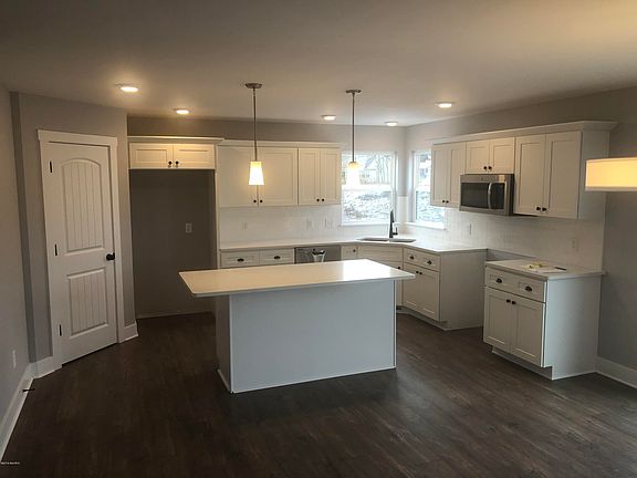 3rd image of 6407 Bentley Dr NE