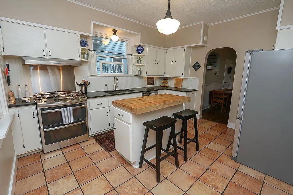 489 Stanley Ave photo 1