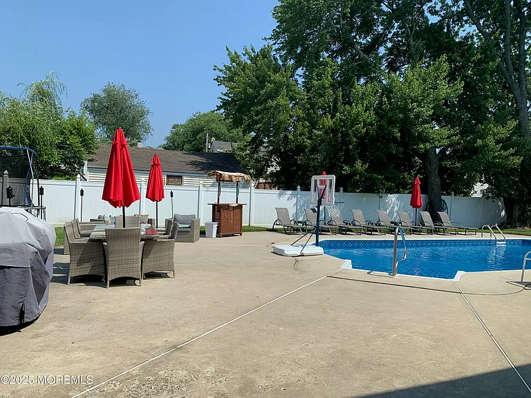 7 Elinore Ave — Photo 8