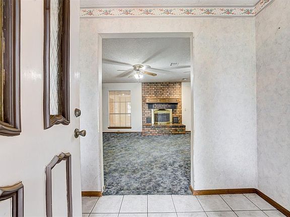 5th image of 2301 S Manor Rd