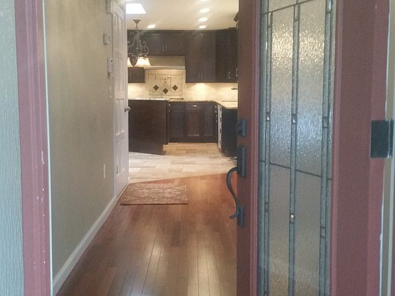 5th image of 207 Nob Hill Cir
