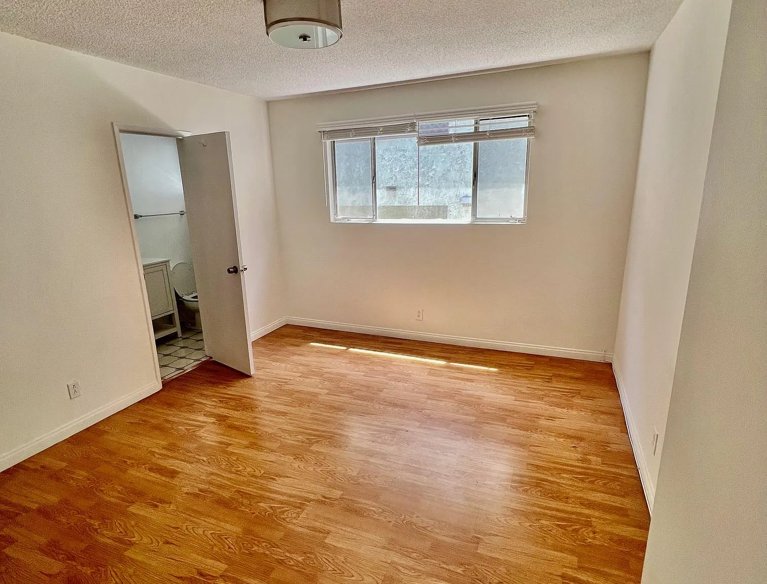 4 bed, 1200 sqft, $4,200 — Photo 1