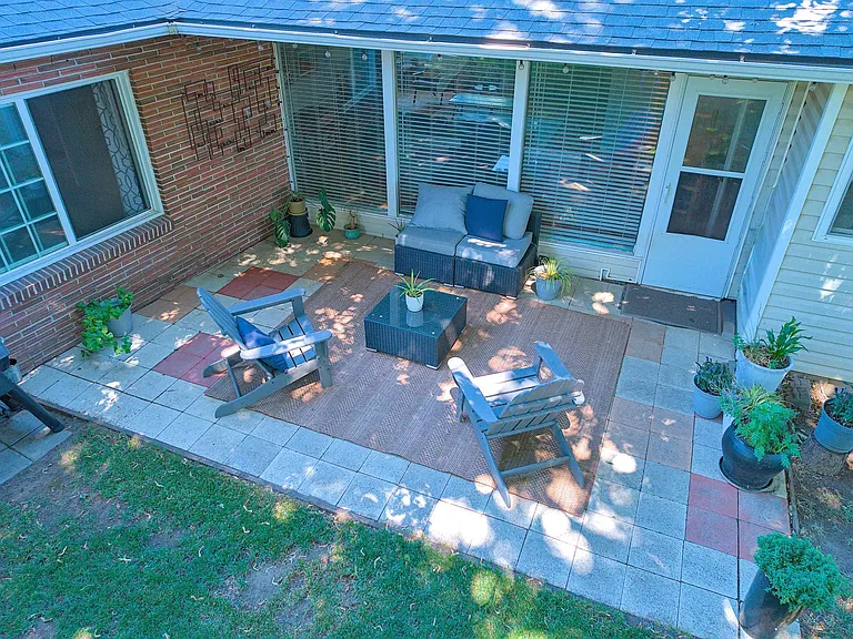 1027 W 29th Ave — Photo 5
