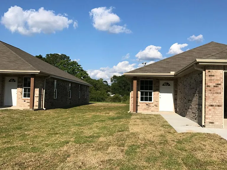 920 Center St — Photo 1