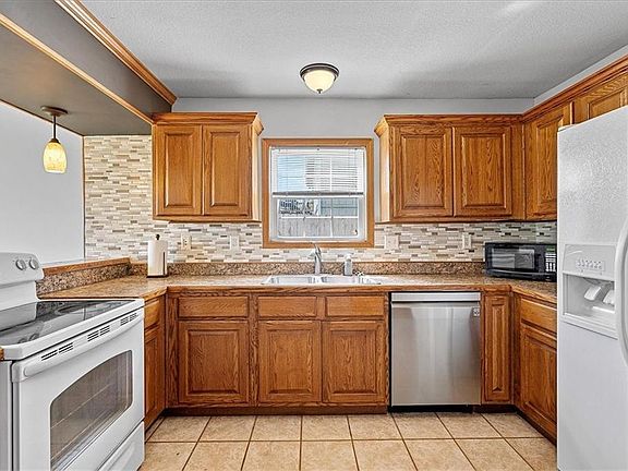4th image of 2110 Hidden Valley Dr