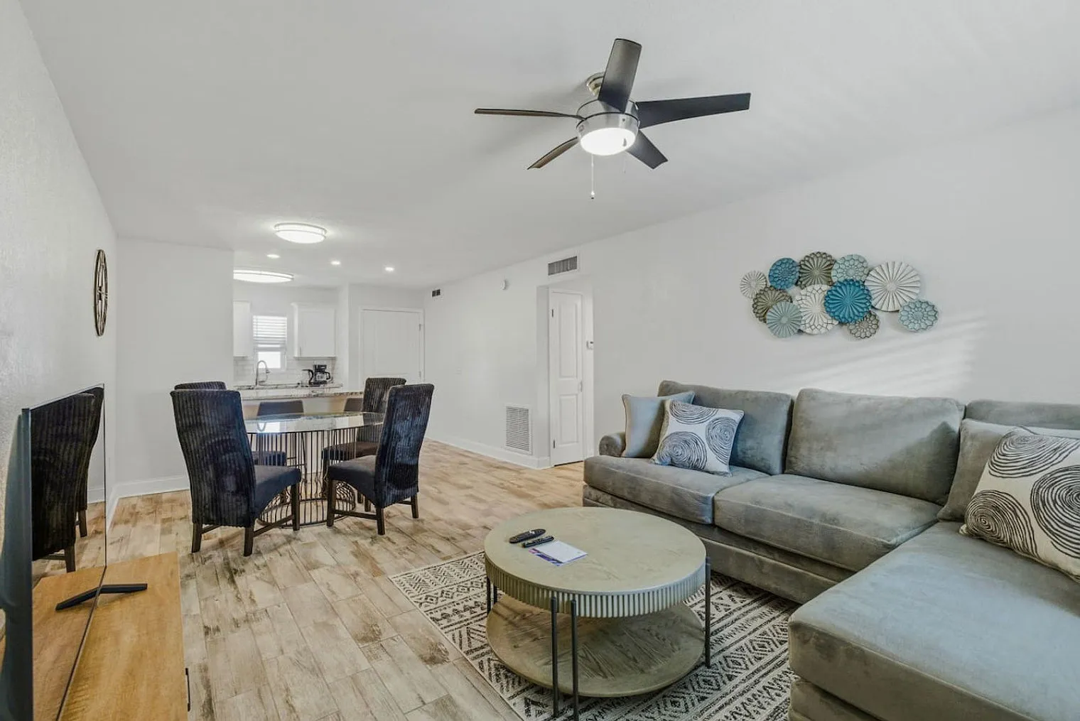 2 bed, 1.0 bath, $4,957 — Photo 2