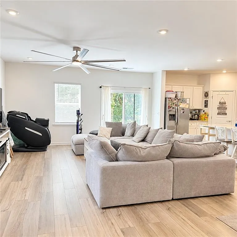 5 bed, 2.5 bath, 2315 sqft, $2,350 — Photo 3
