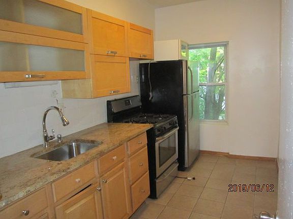 3rd image of 927 Bedford Ave