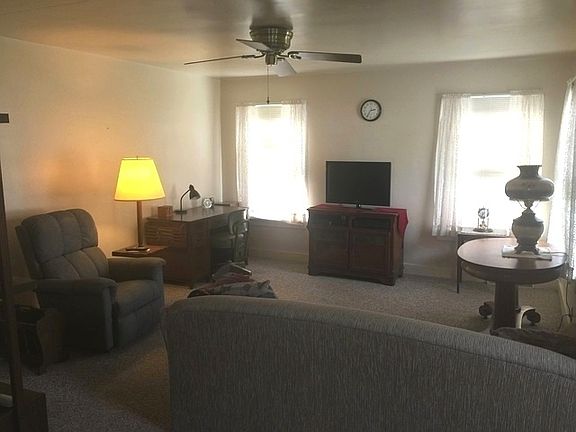 4th image of 425 Brewster St