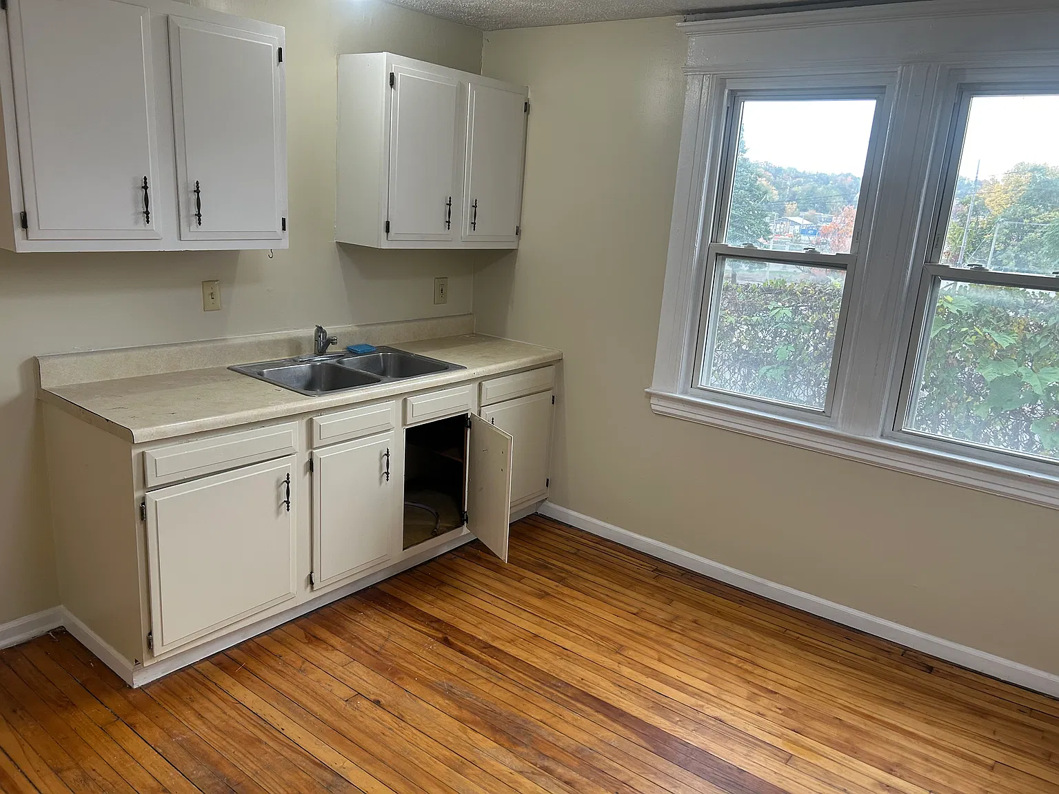 Modern Unit in Syracuse | 3 Bed, 2 Bath | $1800 | Available 11/1/2026 — Photo 2