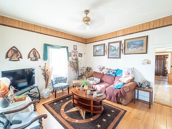 5th image of 209 Luyster St