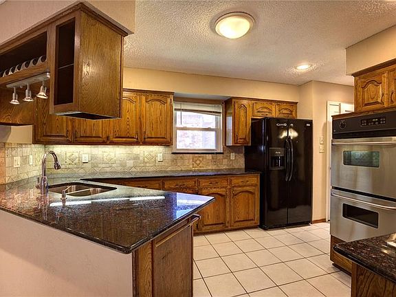 2nd image of 2337 Woodglen Dr