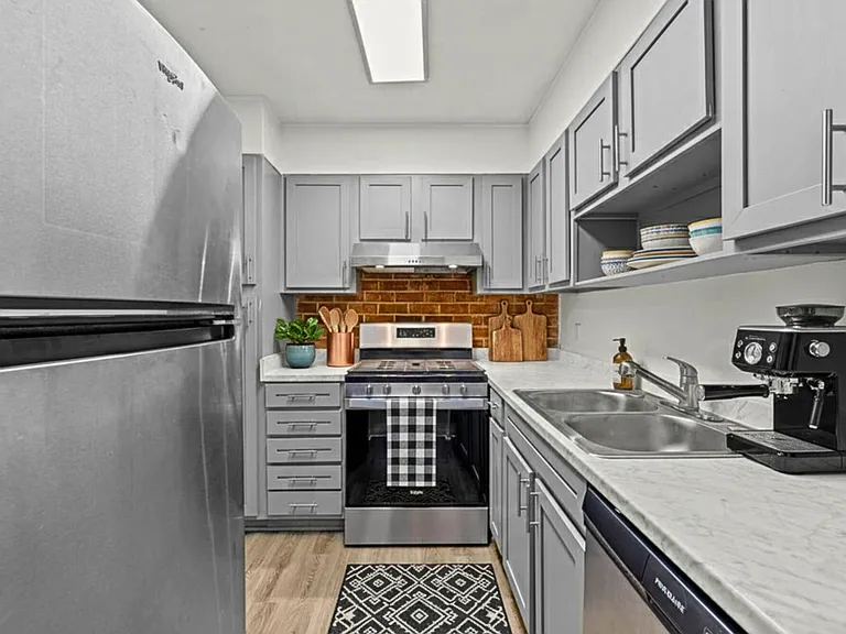 Chateau Apartments — Photo 17
