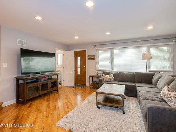 3rd image of 426 W Wellington Ave #B