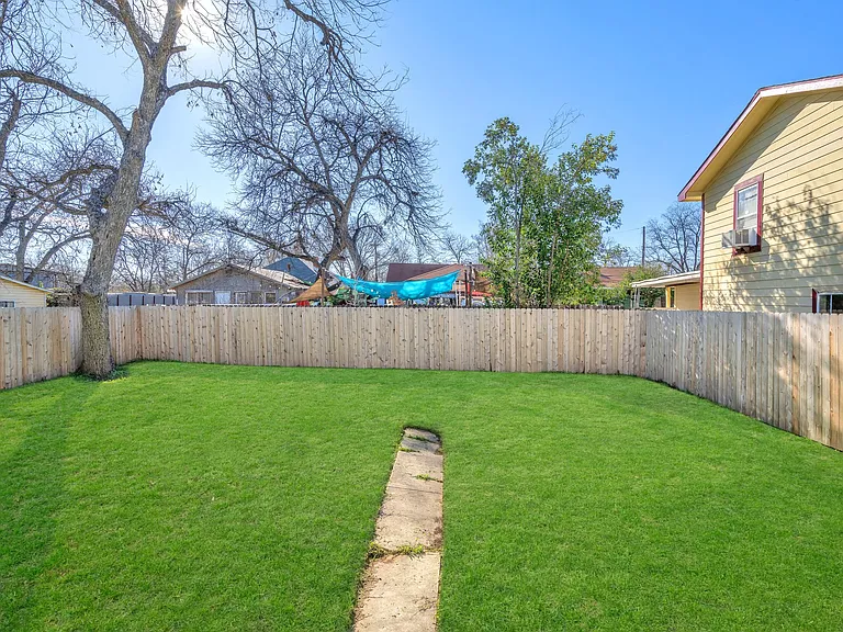 554 E Mitchell St — Photo 28