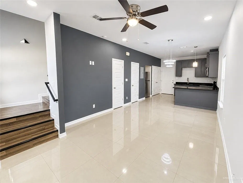 1 bed, 1.5 bath, 882 sqft, $950 — Photo 2