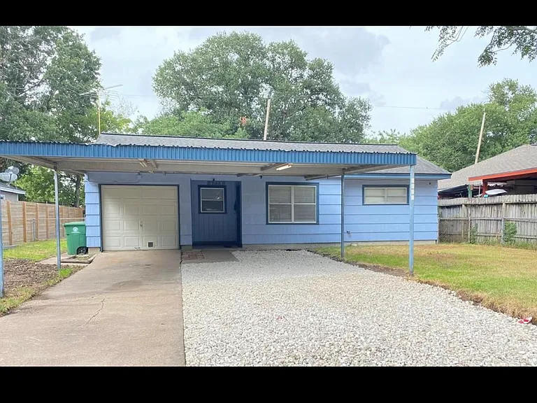 6758 Underhill St — Photo 1