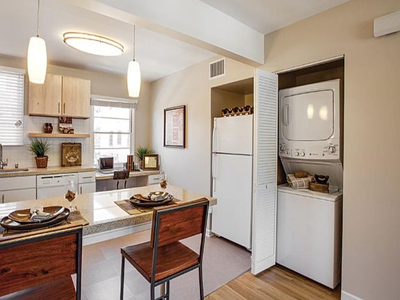 2nd image of 1070 Elkgrove Ave APT 2