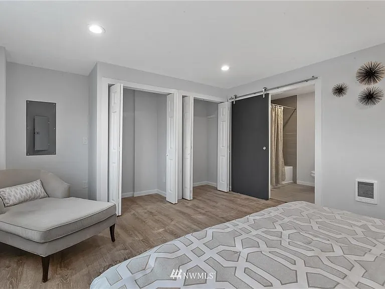 1701 S 106th St — Photo 3