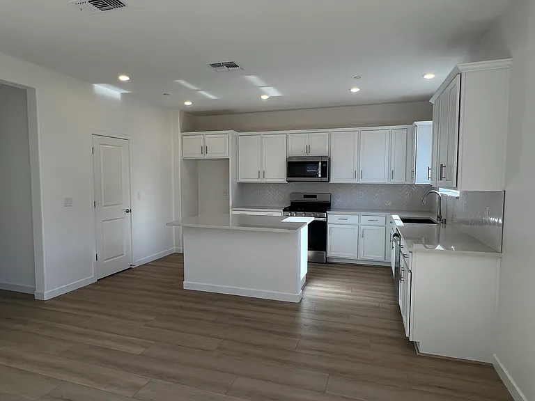 11934 Granzella Way — Photo 2