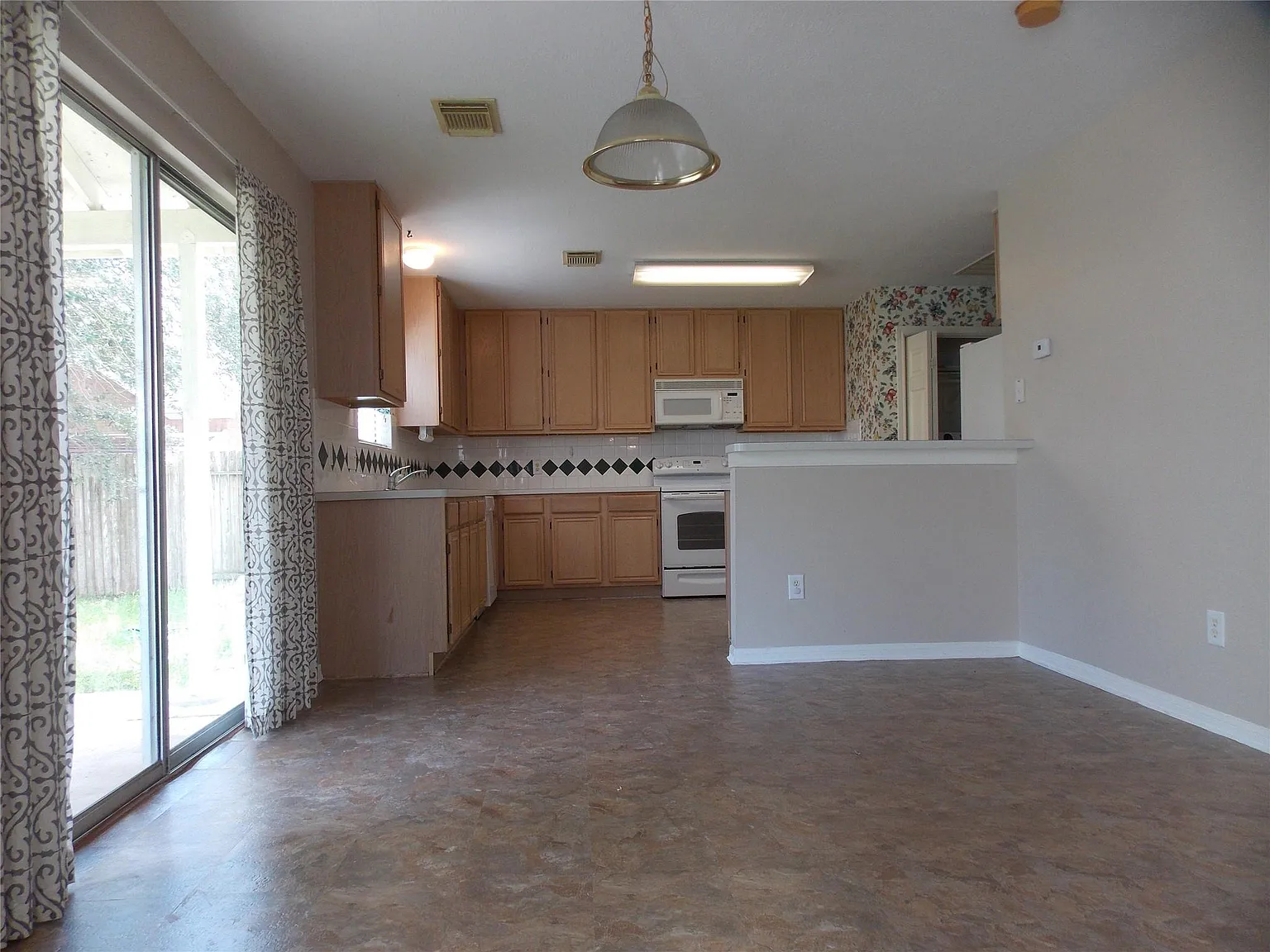 4 bed, 2.5 bath, 2238 sqft, $2,500 — Photo 2