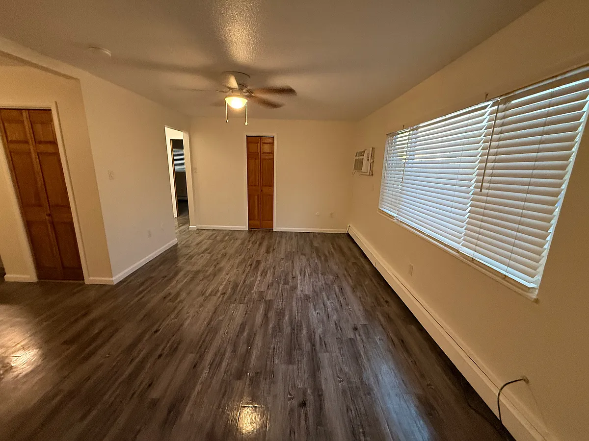 Building Photo - 1906 Vinewood Ln #7