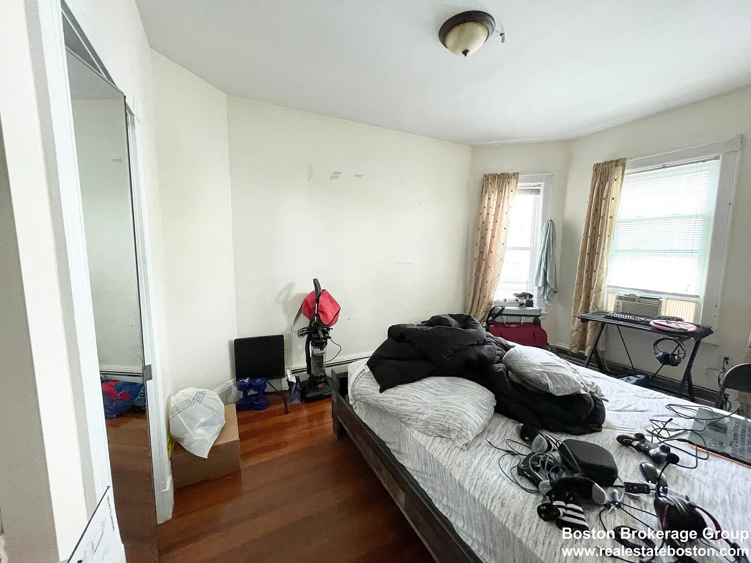 4 bed, 1.5 bath, 999 sqft, $3,400 — Photo 2