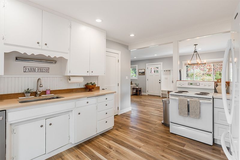 5th image of 2328 Alpine Place