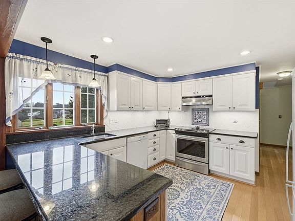 3rd image of 24 East View Dr