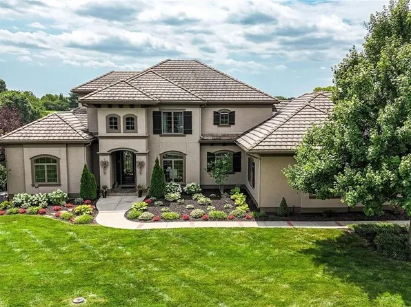 8075 Green Glades Ct, Parkville, MO 64152