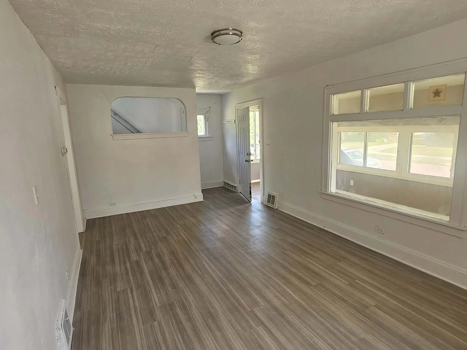 4 bed, 1272 sqft, $1,550 — Photo 2