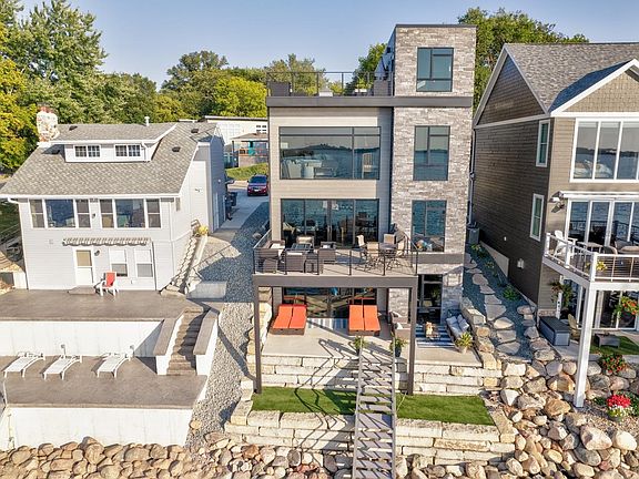3rd image of 135 Lakeshore Dr
