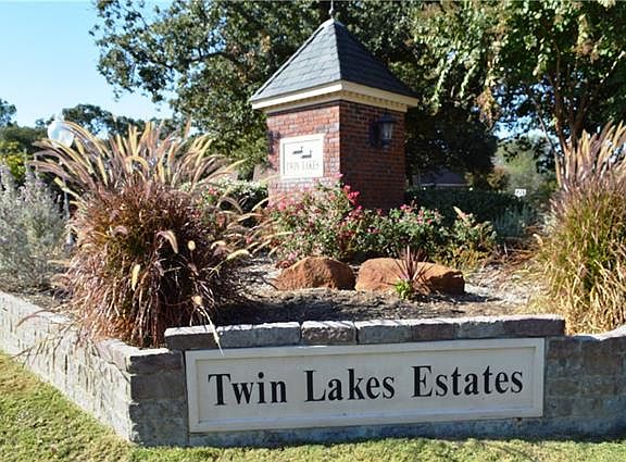 2nd image of 105 Twin Lakes Dr