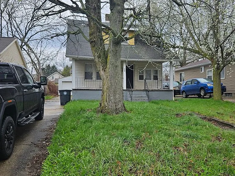 668 Roscoe Ave — Photo 12