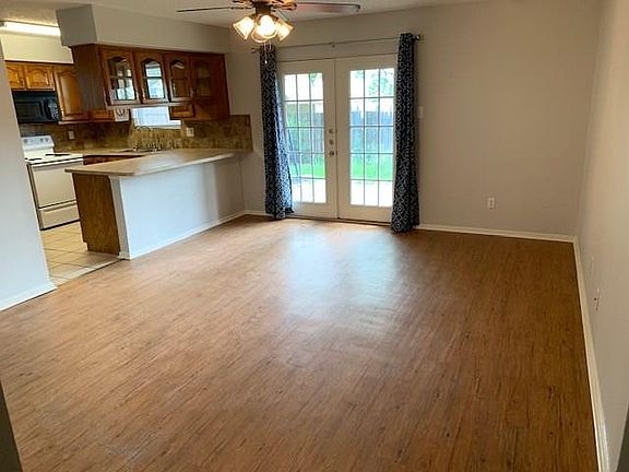 4th image of 1112 Pin Oak Dr