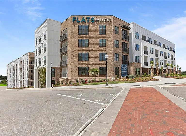 Flats on Front — Photo 33