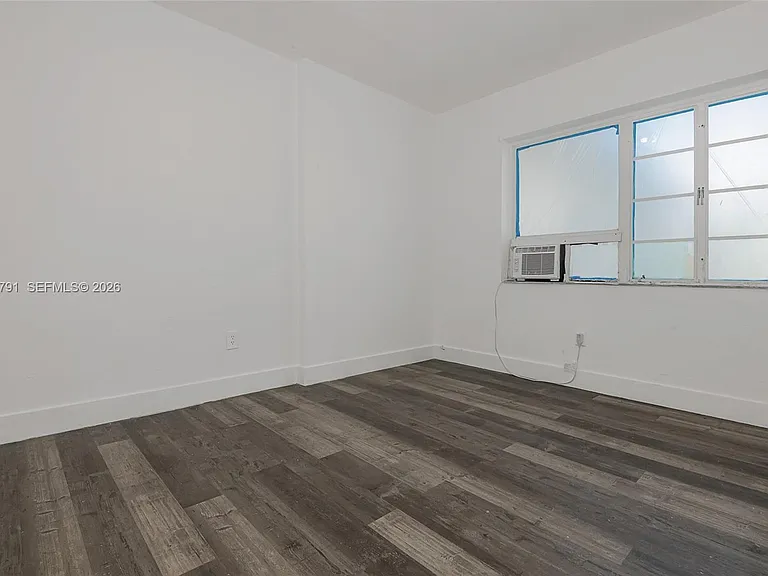 8340 Crespi Blvd #20 — Photo 11