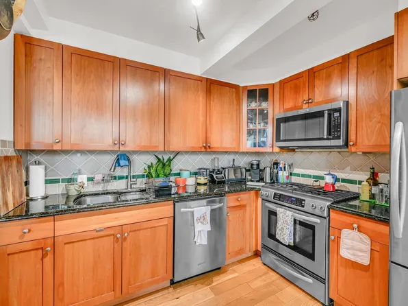 300 Communipaw Avenue image 13 of 34