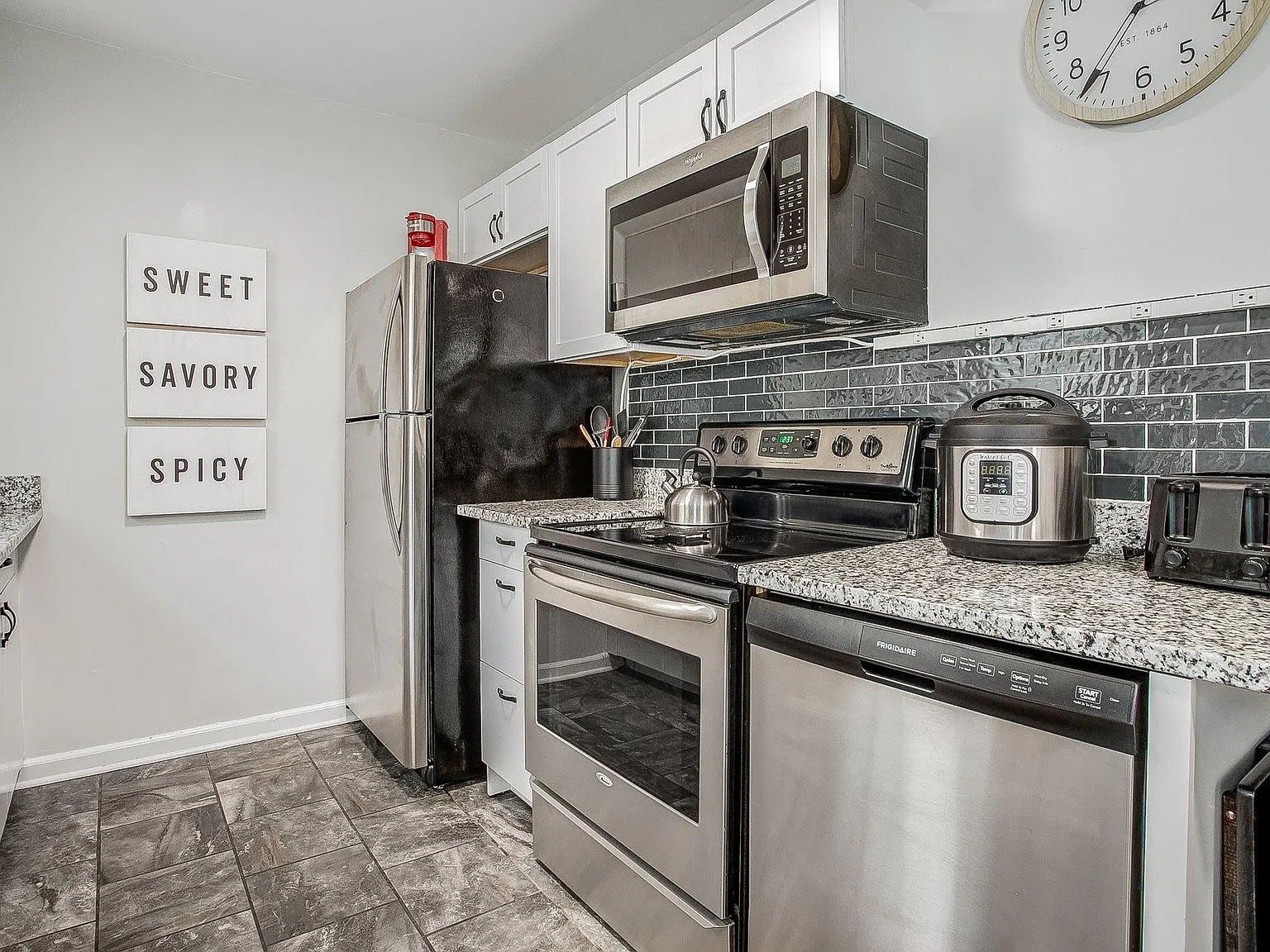2 bed, 816 sqft, $3,199 — Photo 3